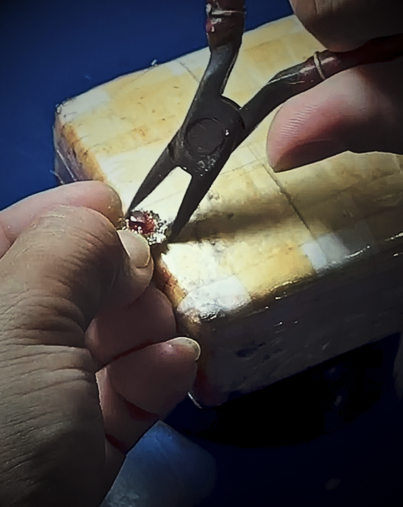 Ruby stone setting Leiliaani